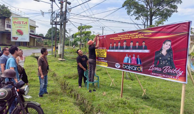 Pemasangan spanduk di Berbagai tempat guna memberikan informasi Kepada masyarakat kaur, Senin (03/06/2024)