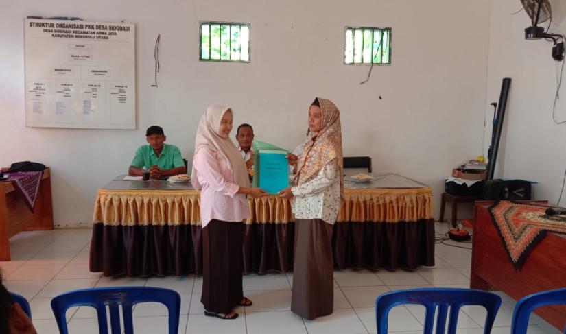 Serah Terima Pengurus BUMDES Langgeng Jaya Desa Sidodadi yang lama keoda yang baru menjabat." Redy Penarafflesia.com"