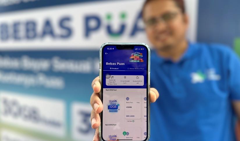Head of Sales XL Axiata Southern Sumatera 1, Trisna Gunawan menunjukkan Paket “Bebas Puas” di Aplikasi MyXL saat peluncuran Paket Baru “Bebas Puas” di Kota Bandar Lampung, Rabu (5/6).