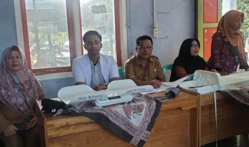 Pembagian makanan tamhanan brtanutrisi kepda lansia,balita, ibu hamil, dan anak kategori stunting. " Redy Penarafflesia.com "