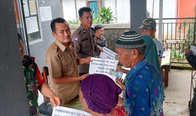 Pemdes air merah membagikan BLT dd bulan April, Mei,Juni dan Juli." Redy Penarafflesia.com " 