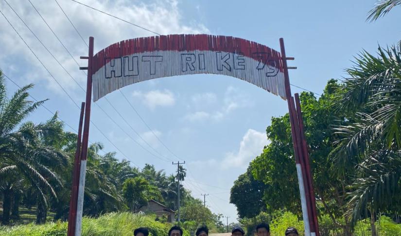 Pemasangan gapura sebagai batas untuk memasuki desa. Kegiatan memperingati HUT RI 79, Senin (29/07/2024)