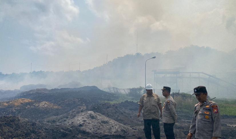 Kapolsek Nasal saat memantau lokasi kebakaran lahan Jangkos di CBS Rabu,(07/08/2024)