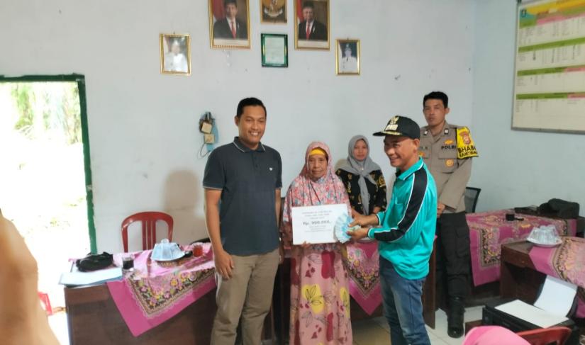 Kepala desa suka langu membagikan BLT dd secara simbolis." Redy Penarafflseia.com "