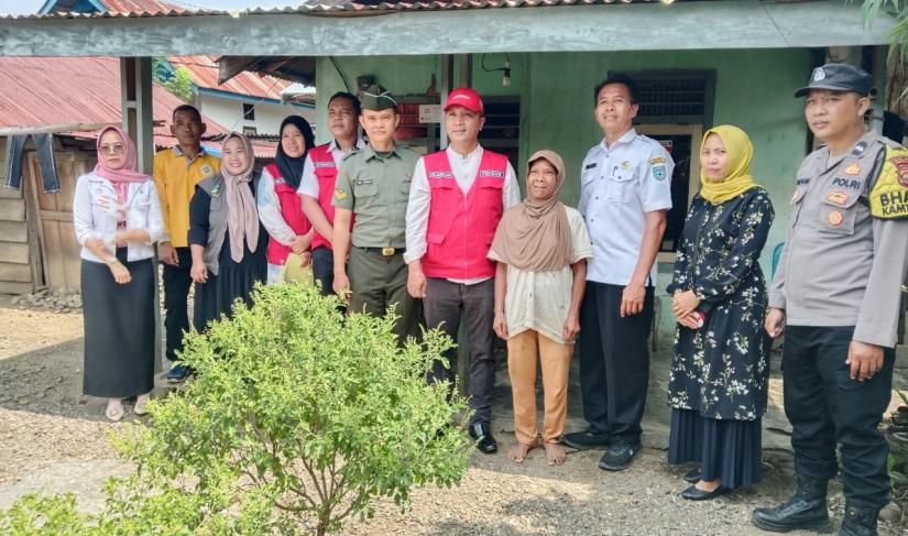 Pemasangan stiker dirumah penerima bantuan program PKH dan BPNT desa tanjung agung, bersama unsur tripika dan kepala dinas sosial Bu." Redy Penarafflesia.com"