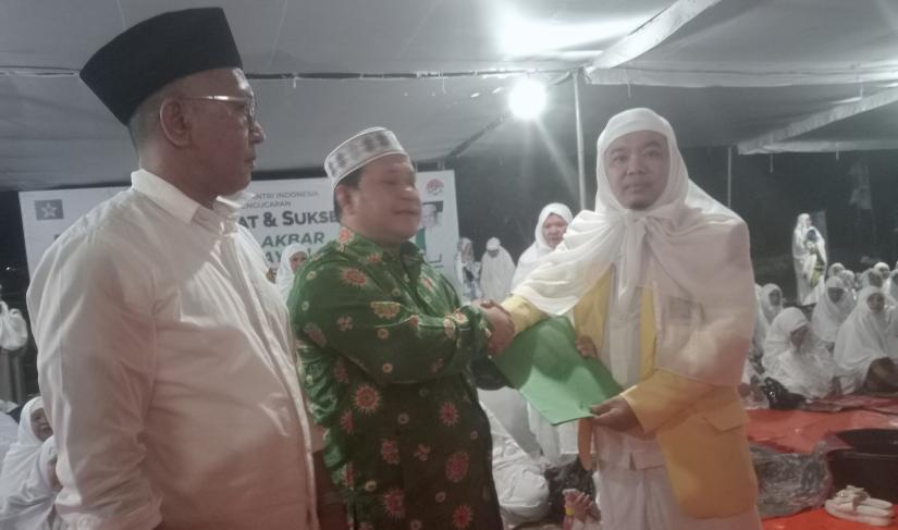 Ketua Umum Perkumpulan Pengajian Ilmu Tasawuf Torikoh Naqsyabandiyah Dempo Xler menyerahkan surat keputusan dukungan kepada Ketua Umum Jaringan Santri Indonesia Syofwatillah Mohzaib.