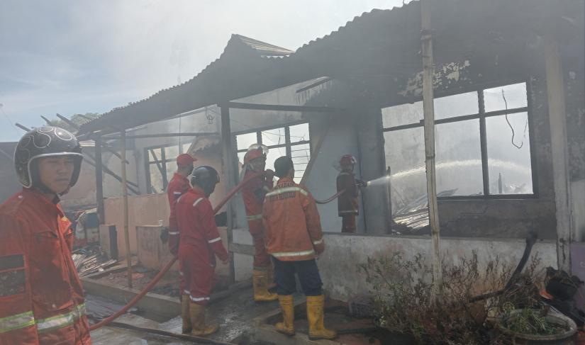 Kebakaran Melanda Bedengan 6 Pintu di Jalan Batang Hari, Bengkulu.