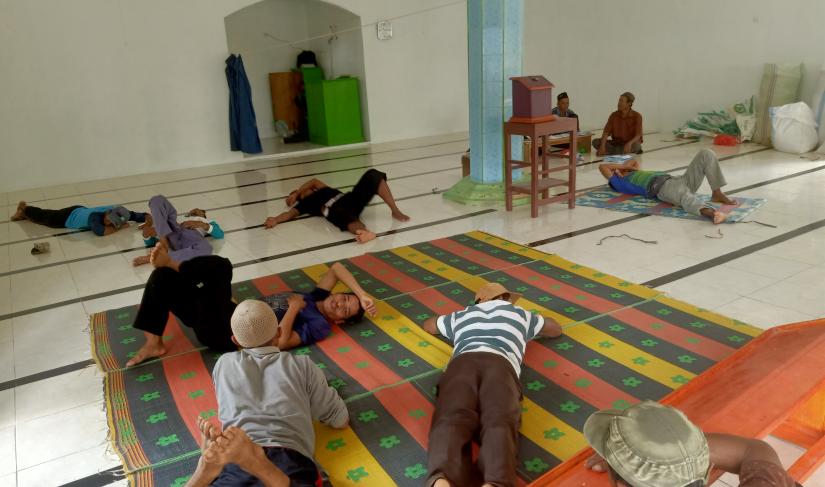 Situasi saat Petugas zakat beristirahat setelah menerima zakat fitrah dari warga, Selasa (9/4)