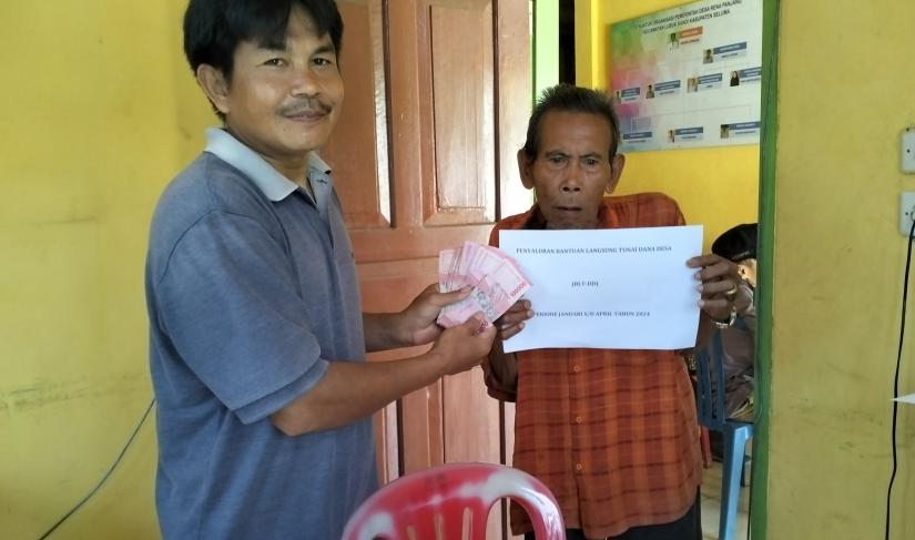 Poto; saat penyaluran BLT-DD tahap satu kepada salah seorang KPM
