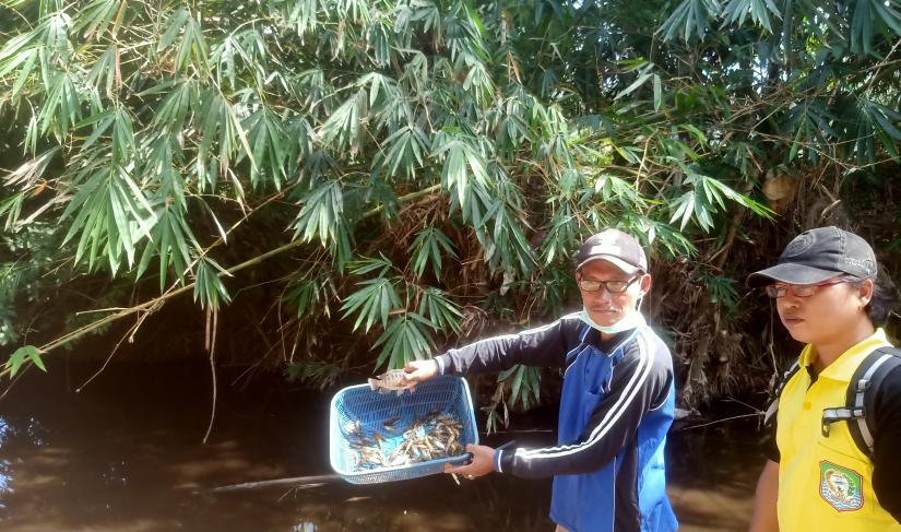 Kades Ulak Pandan melakukan pengecekan sungai yang terdapat limbah, Jumat, (09/08/2024)