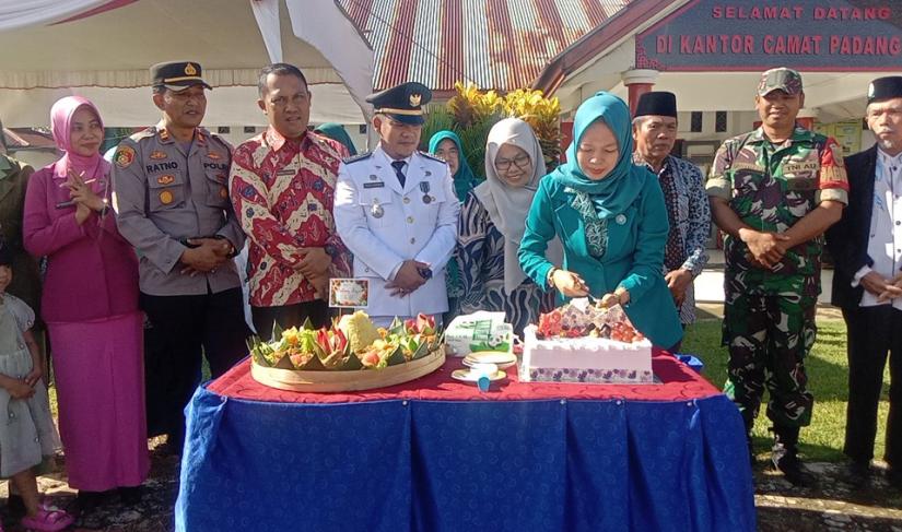 Pemotongan tumpeng HUT kecamatan Padang jaya ke 32 