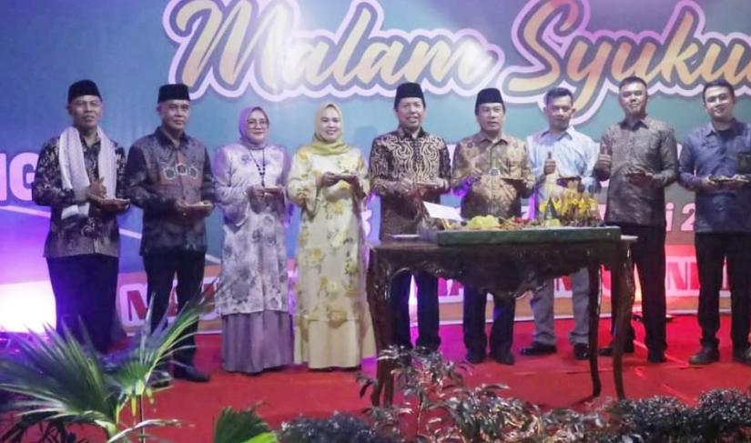 Pemotongan Tumpeng oleh Sekda Seluma malam Syukuran HUT Kabupaten Seluma ke -21 tahun 2024