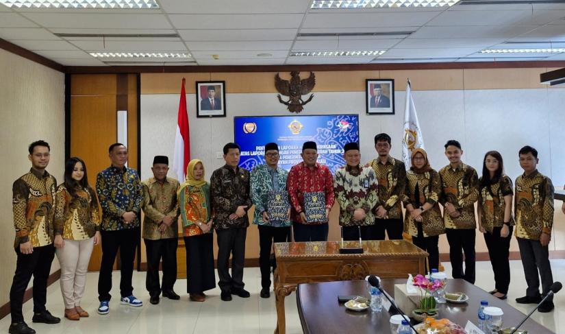 Bupati Seluma Erwin Octavian di dampingi Ketua DPR Seluma serta Sekda Seluma saat menerima Opini Wajar Tanpa Pengecualian (WTP) dari BPK RI 