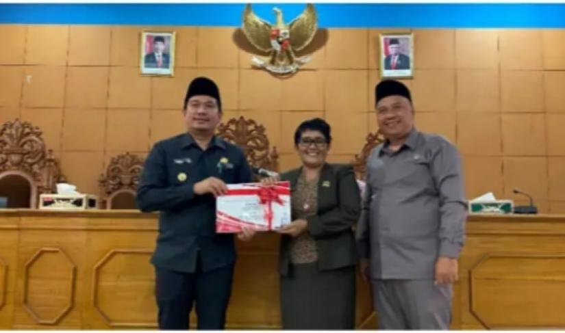 Rapat Paripurna DPRD BU Terkait Penyampaian Nota Pengantar Tiga RANPERDA. " Redy Penarafflesia.com "