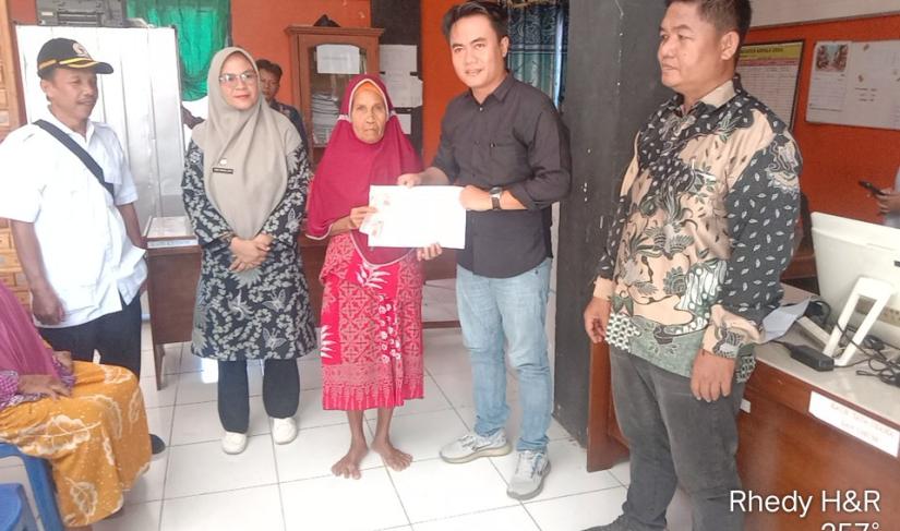 Penyerahan bantuan langsung tunai oleh kepala desa beserta camat, ketua BPD dan undangan lain nya." Redy Penarafflesia.com"