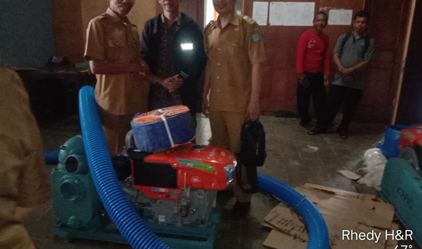 Kepala Desa Pondok Bakil bersama PPL dan ketua kelompok tani menerima langsung secara simbolis bantuan mesin pompa air dari dinas pertanian Bu." Redy Penaraffledia.com "