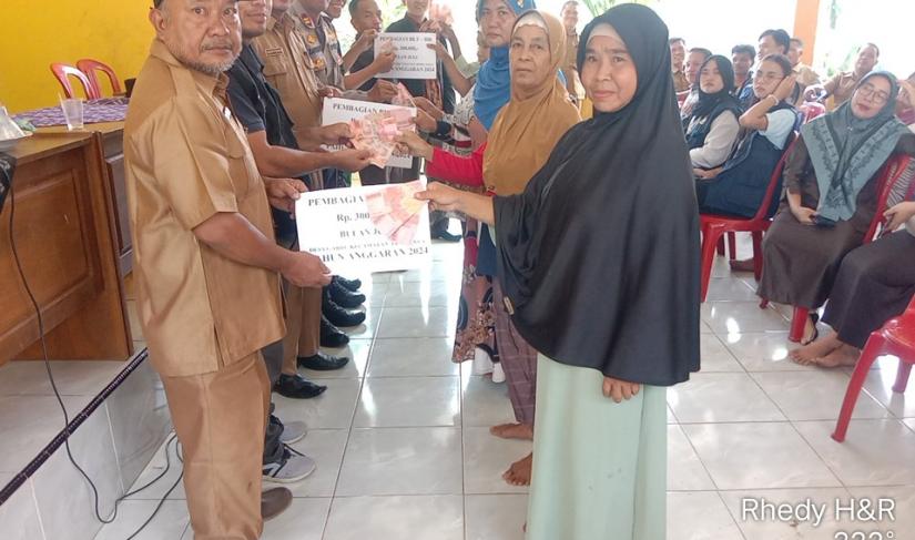 Pembagian BLT dd bulan Juli oleh Pjs kades desa gardu." Redy Penarafflesia.com "