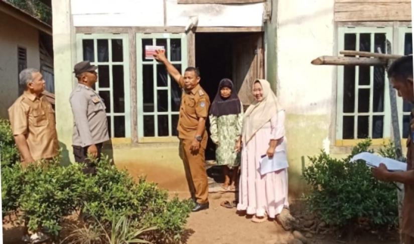 Pemasangan Stiker Penerima Bantuan Program PKH Dan BPNT Desa Padang Sepan."Redy Penarafflesia.com"