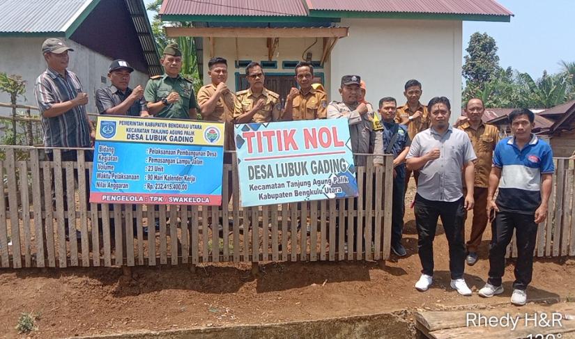 Di hadiri unsur tripika Des lubuk gading adakan titik nol di lokasi pemasangan lampu jalan." Redy Penarafflesia.com"