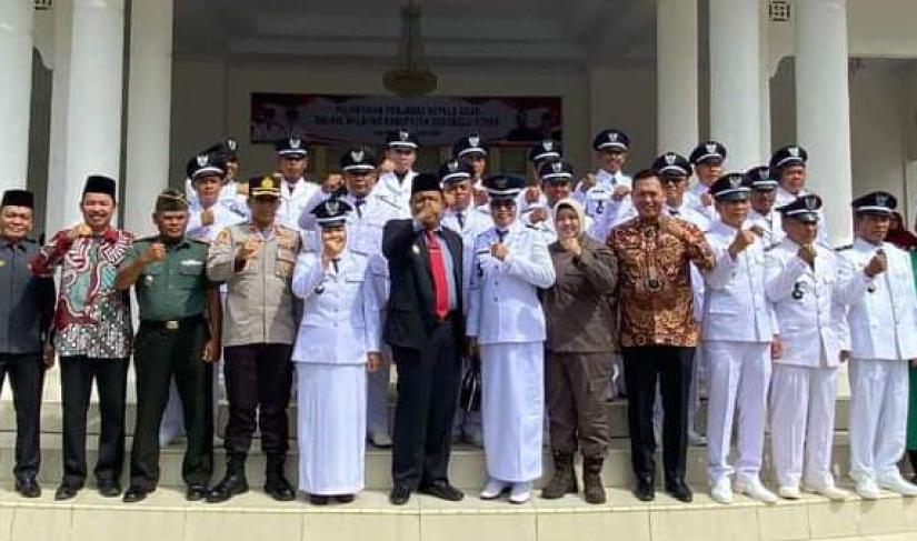 Bupati BU Ir H Mian bersama PJ kades beserta undangan lain nya