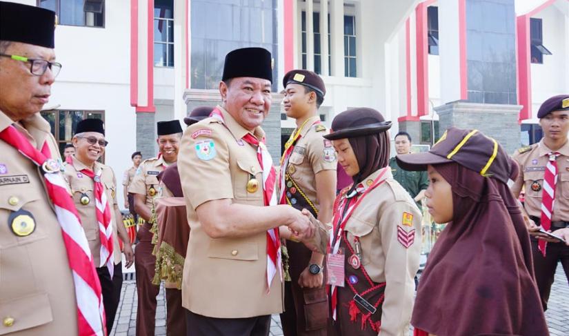 Plt. Gubernur Rosjonsyah saat memberikan penghargaan pada generasi muda yang mengikuti pendidikan karakter