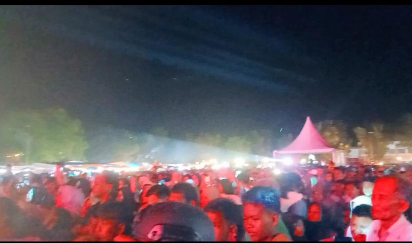 Suasana malam konser di lapangan merdeka kaur,malam Jumat (0706/2024).