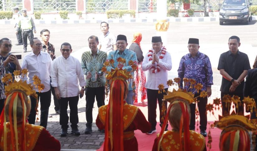 Bupati Seluma bersama Wakil Bupati Seluma menyambut kedatangan utusan khusus Presiden RI, di Gedung Daerah Serasan Seijoan Kabupaten Seluma, Sabtu (29/6/2024).
