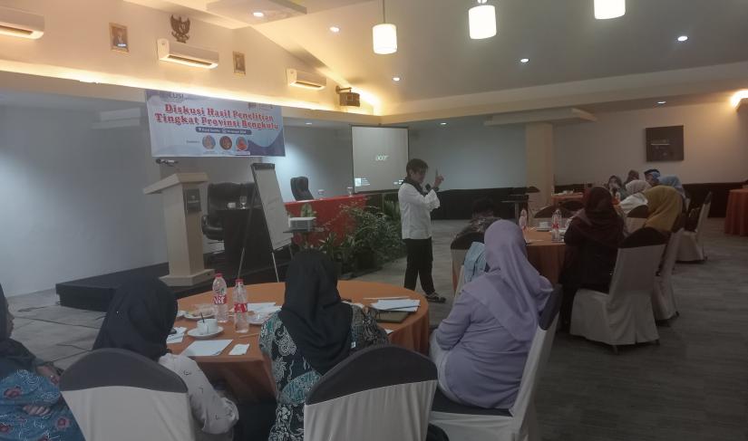 Diskusi hasil penelitian tingkat Provinsi Bengkulu yang diselenggarakan oleh WCC Cahaya Perempuan bersama INKLUSI Kemitraan Australia-Indonesia di Hotel Santika Kota Bengkulu pada Selasa (16/1/24).