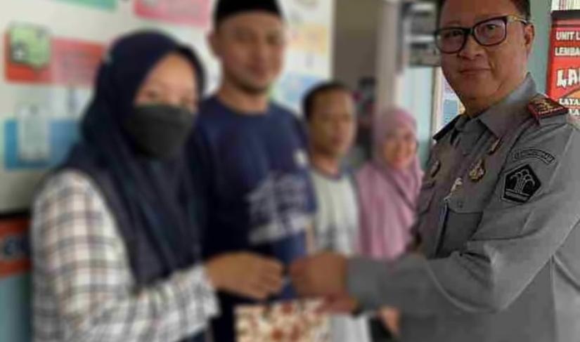Kalapas Curup, Ronaldo Devinci, bersama Ketua Humas, Nizar, memberikan penghargaan kepada sepuluh pengunjung teladan di Lapas Kelas IIA Curup (foto: Yusuf/Penarafflesia.com)
