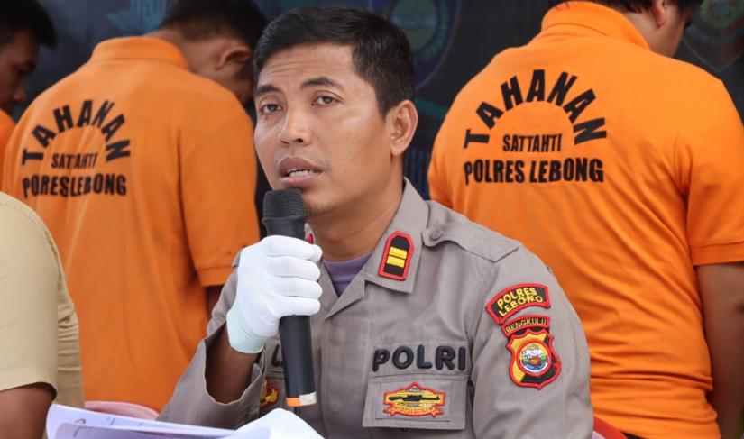 Foto menampilkan Ro di Mapolres Lebong bersama barang bukti yang diamankan, termasuk HP Vivo Y01A dan tabung gas LPG. (Foto: Tribrata)