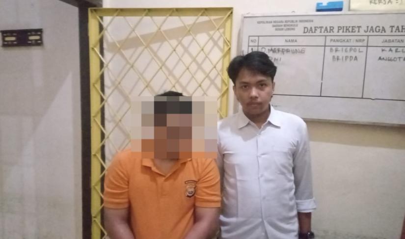 DI (26), tersangka pencurian sepeda motor Yamaha Vixion, ditangkap oleh Unit Pidum Satreskrim Polres Lebong di Mapolres Lebong, dengan barang bukti motor curian dan motor Honda Vario yang digunakan dalam aksi kejahatannya. (Foto: Yusuf/Penarafflesia.com)