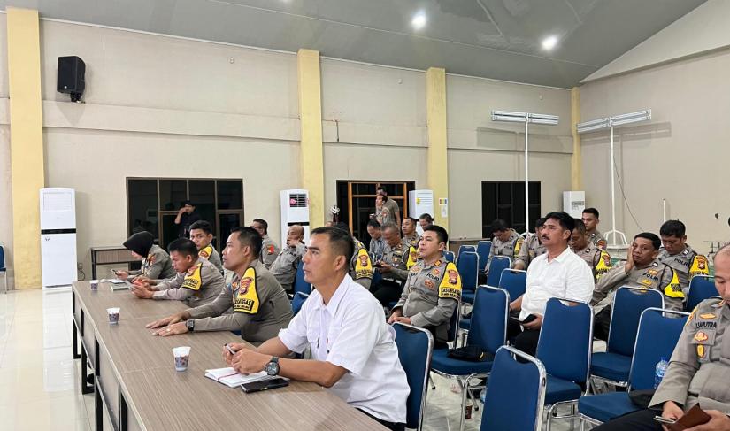 Kapolresta Bengkulu, Kombes Pol Deddy Nata, S.I.K., bersama tim dan para petugas Polresta Bengkulu mengikuti Zoom Meeting di Aula Endra Dharmalaksana. (foto: Yusuf/Penarafflesia.com)