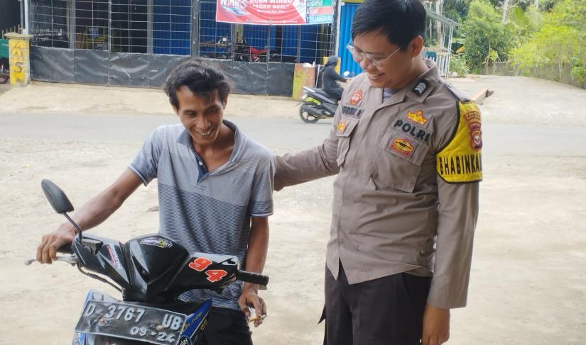 Brigpol Hendrik Rio S.H dari Bhabinkamtibmas Polsek Pino Raya saat memberikan teguran humanis kepada pengendara motor tanpa helm di Kabupaten Bengkulu Selatan, mendukung kesadaran dan kepatuhan terhadap peraturan lalu lintas (Foto: Agus/Penarafflesia)