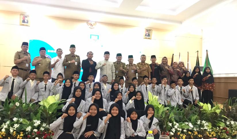 Gubernur Bengkulu Rohidin Mersyah berfoto bersama usai memberikan pengarahan inspiratif kepada Siswa/i SMP IT Madani International School Seginim. (foto: Fatmala/Penarafflesia.com).
