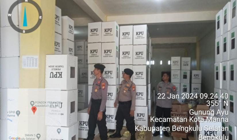 Personel Sat Samapta Polres Bengkulu Selatan melakukan patroli presisi di sekitar kantor KPU, BAWASLU, dan Gudang Logistik KPU, sebagai upaya peningkatan keamanan menjelang Pemilu 2024, pada 22 Januari 2024 (foto: Polda Bengkulu)