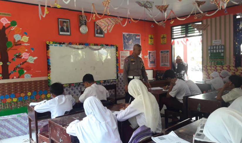 Kegiatan sosialisasi tertib lalu lintas oleh Sat Lantas Polres Mukomuko di SDN 01 XIV Koto, menekankan pentingnya keselamatan berkendara bagi pelajar, 22 Januari 2024. (yusuf/Penarafflesia.com)