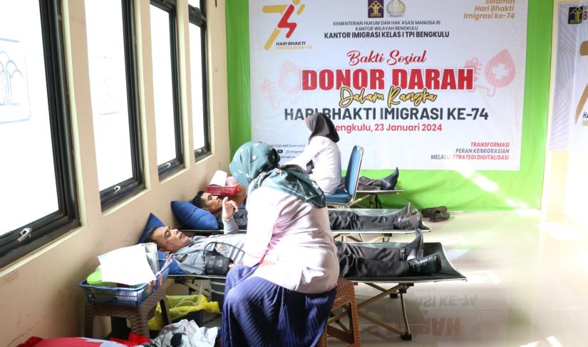 Kegiatan donor darah peringatan Hari Bakti Imigrasi dilaksanakan di Media Centre Kanwil Kemenkumham Bengkulu. (foto : Fatmala/Yusuf).