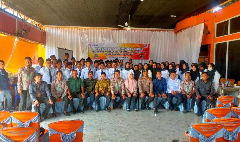  "Kegiatan Pelantikan dan Pembinaan PTPS di Kecamatan Ketahun: Aiptu Juni Amir Purba dan Brigpol Gigih Rijekhi Berpartisipasi dalam Meningkatkan Integritas Pemilu (FOTO: YUSUF/Penarafflesia.com)