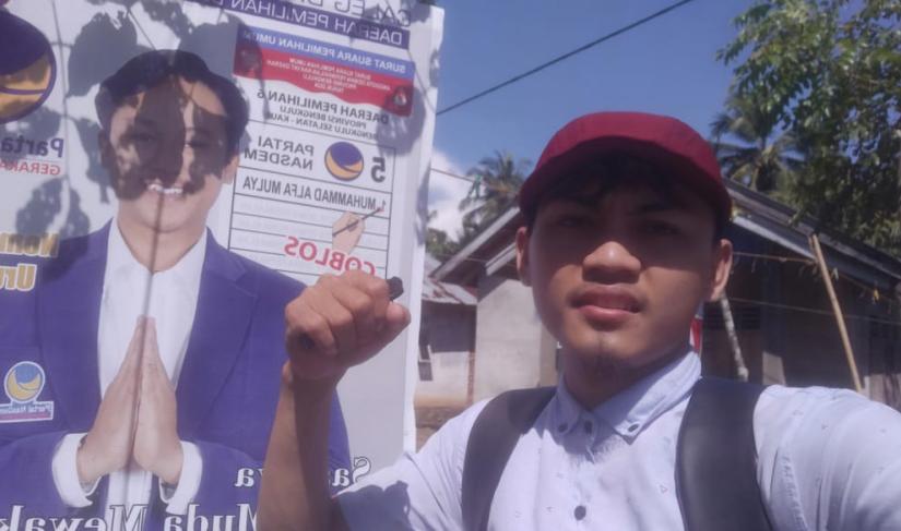 Potret pewarta memberikan dukungan bagi Caleg muda potensial di Dapil Kabupaten Bengkulu Selatan dan Kaur. (Foto: Firzani/Penarafflesia.com).