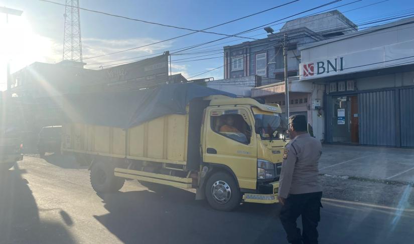 Anggota Polsek Ketahun memberikan himbauan Kamtibmas kepada sopir truk batu bara di Bundaran Desa Giri Kencana, Ketahun, sebagai upaya preventif dalam menjaga keamanan dan ketertiban di wilayah tersebut. (FOTO: Agus/Penarafflesia.com)