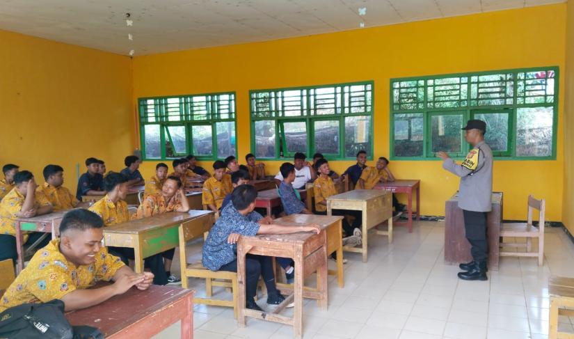 Pj Walikota Bengkulu Arif Gunadi dan Pemimpin Bulog Wilayah Bengkulu Dody Syahrial menyerahkan bantuan beras CPP kepada masyarakat, sebagai bagian dari upaya pemerintah dalam mengatasi inflasi dan meningkatkan ketahanan pangan di Kota Bengkulu. (FOTO: Humas/IKOBENGKULU)