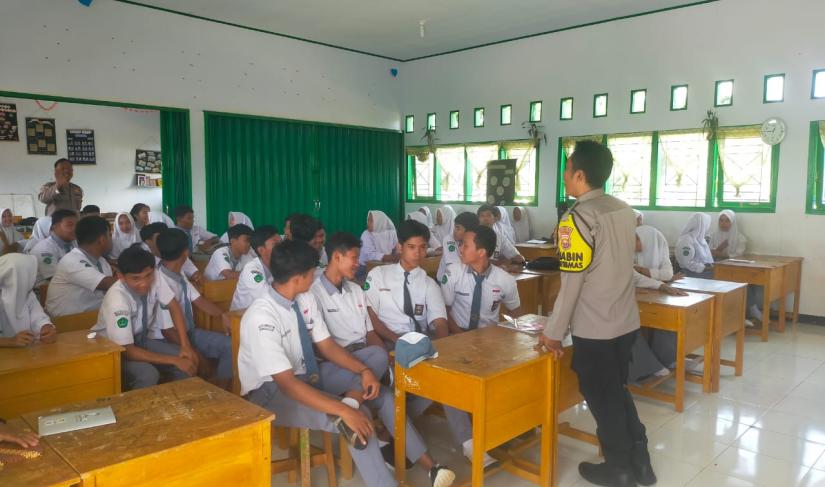  Kapolsek Ketahun, Iptu Freddy Simaremare SH, berdiri di depan mikrofon di aula SMA N 15 Bengkulu Utara, sedang memberikan sosialisasi tentang penerimaan Polri tahun 2024 (FOTO: Fatmala/Penarafflesia.com)
