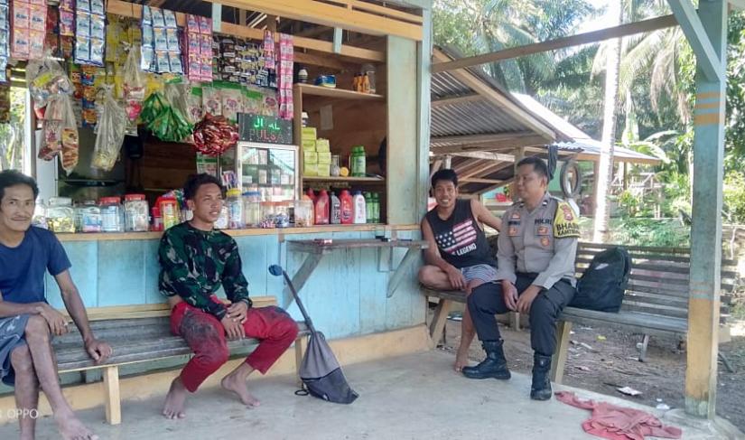 Aipda Ramadhona AS, Bhabinkamtibmas Polsek Ketahun, terlihat berinteraksi dengan warga Desa Talang Baru (FOTO: Yusuf/Penarafflesia.com)