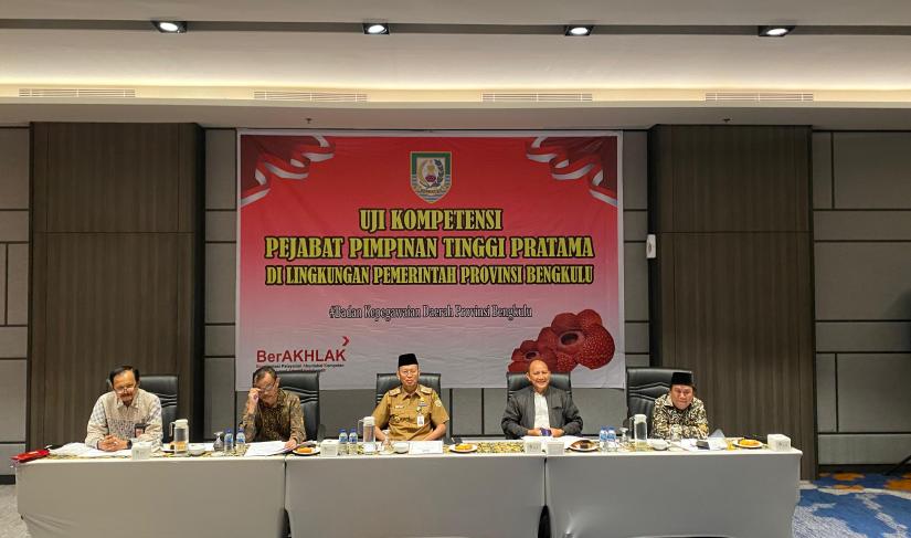  Sekretaris Daerah Provinsi Bengkulu, Isnan Fajri, tampak berbicara di podium selama pelaksanaan Uji Kompetensi PPT Pratama di Hotel Mercure Bengkulu. (FOTO: FATMALA/Penarafflesia.com)