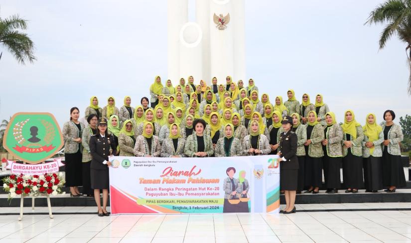 Ziarah dan tabur bunga di Taman Makam Pahlawan (TMP) Balai Buntar pada Kamis (01/02/2024) pagi. (Foto: Fatmala/Penarafflesia.com).
