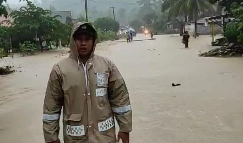 BANJIR: Warga membantu evakuasi di kecamatan Maje Rabu (21/02)