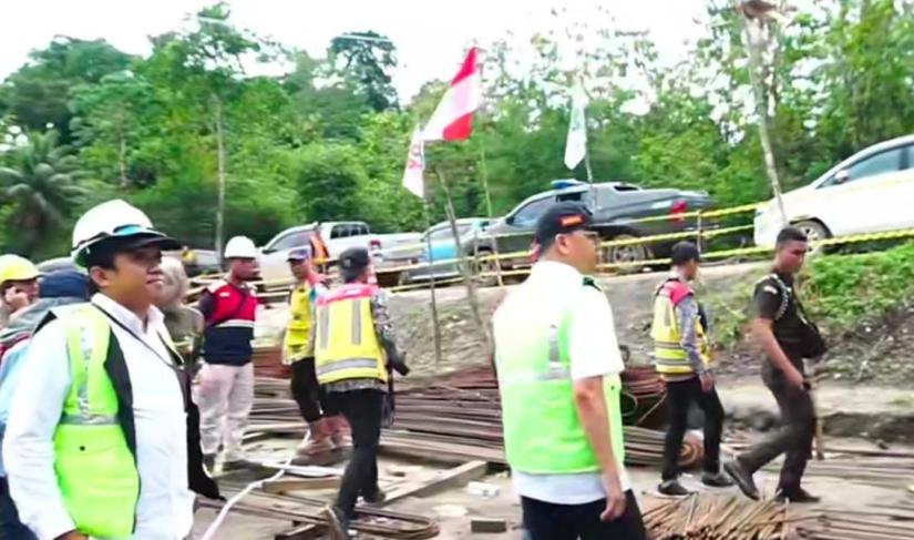 Gubernur Bengklu Bersam Kadis PUPR meninjau Proyek Nasonal yang akan di resmika oleh Presiden Jokowido