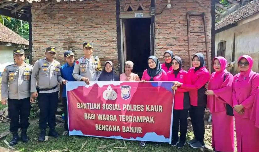 Bantuan Sosial Kaolser Kabupaten Kaur kepada warga terdapak banjir