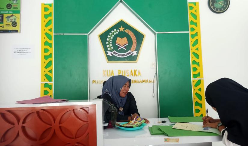 RUTINITAS : Staf  Kantor Urusan Agama (KUA) Nasal saat melakukan pekerjaan melayani masyarakat.