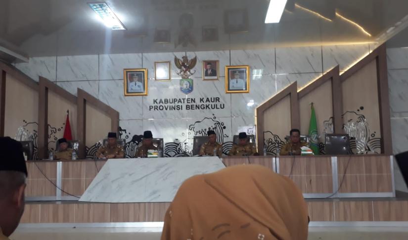 RAPAT : Bupati Kaur pimpin evaluasi rapat program kerja seluruh OPD, camat, dan kapus.